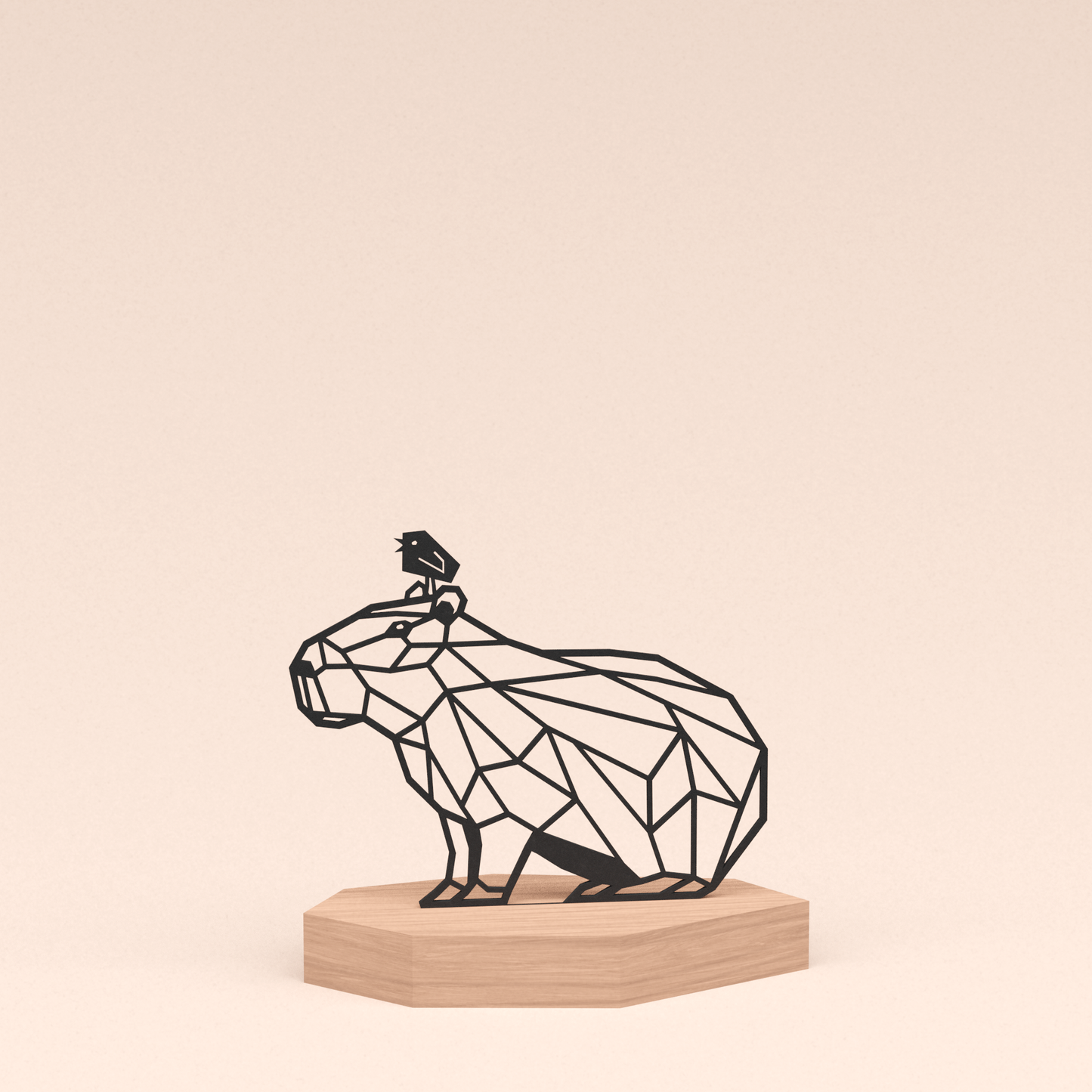 Geometrische capibara met vogeltje op zijn kop in houten standaard