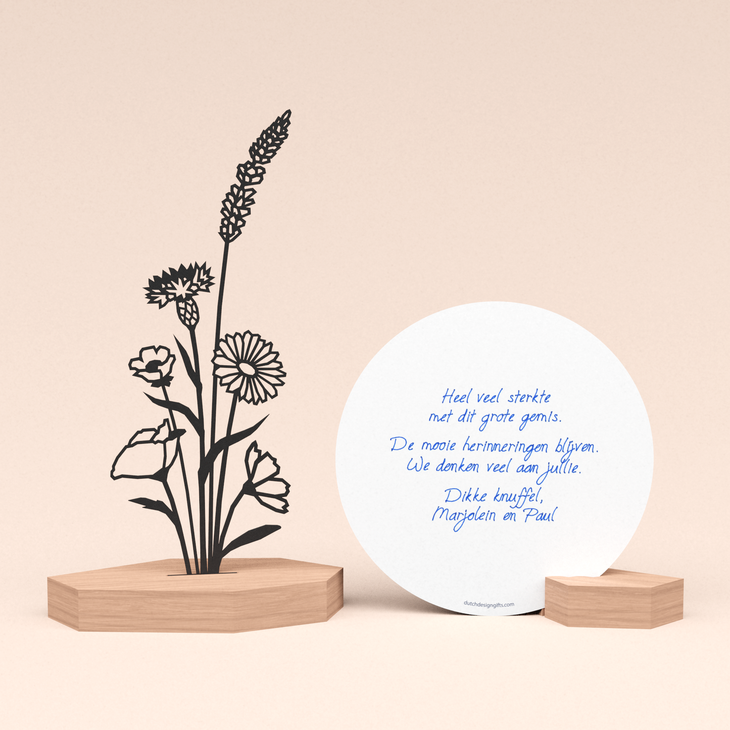 troostcadeau condoleance met bloemenboeket illustratie in houten standaard en ronde wenskaart met persoonlijke boodschap