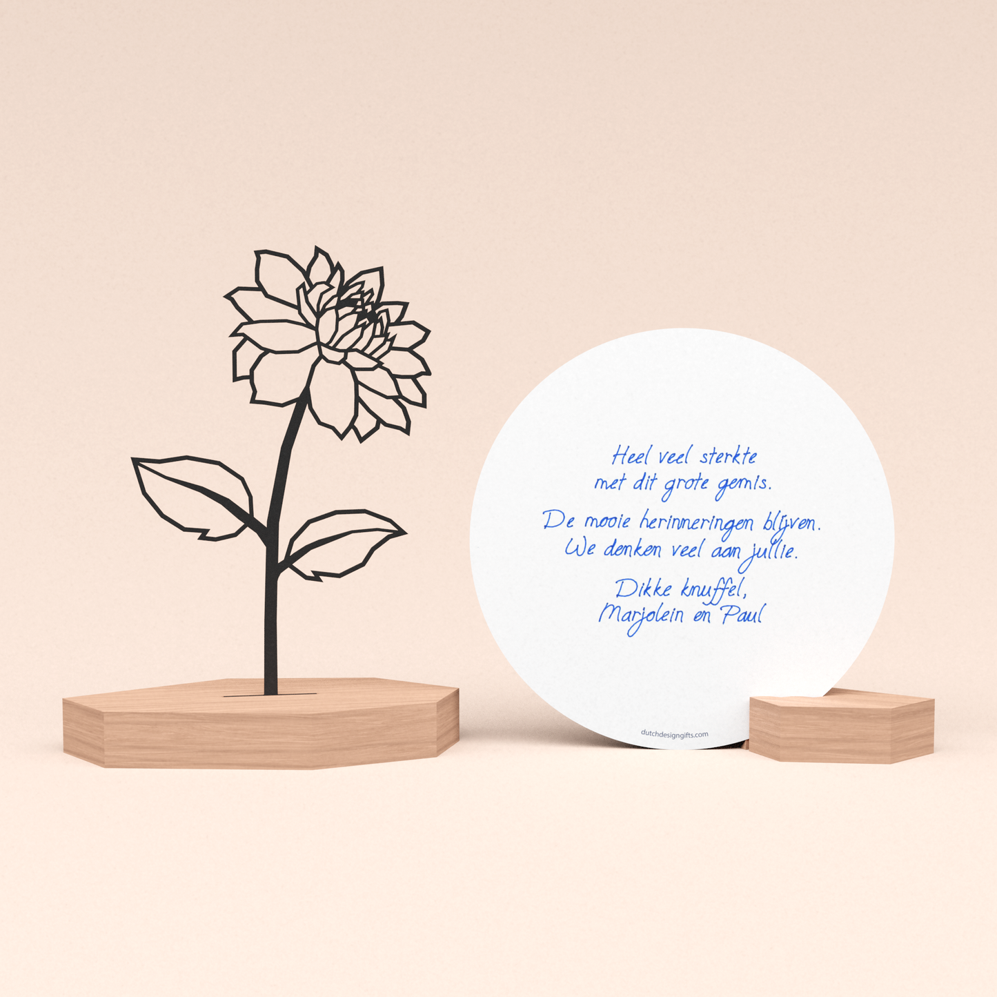 condoleance herinneringen cadeau met bloem illustratie in houten standaard en ronde wenskaart met door schrijfrobot geschreven persoonlijke boodschap