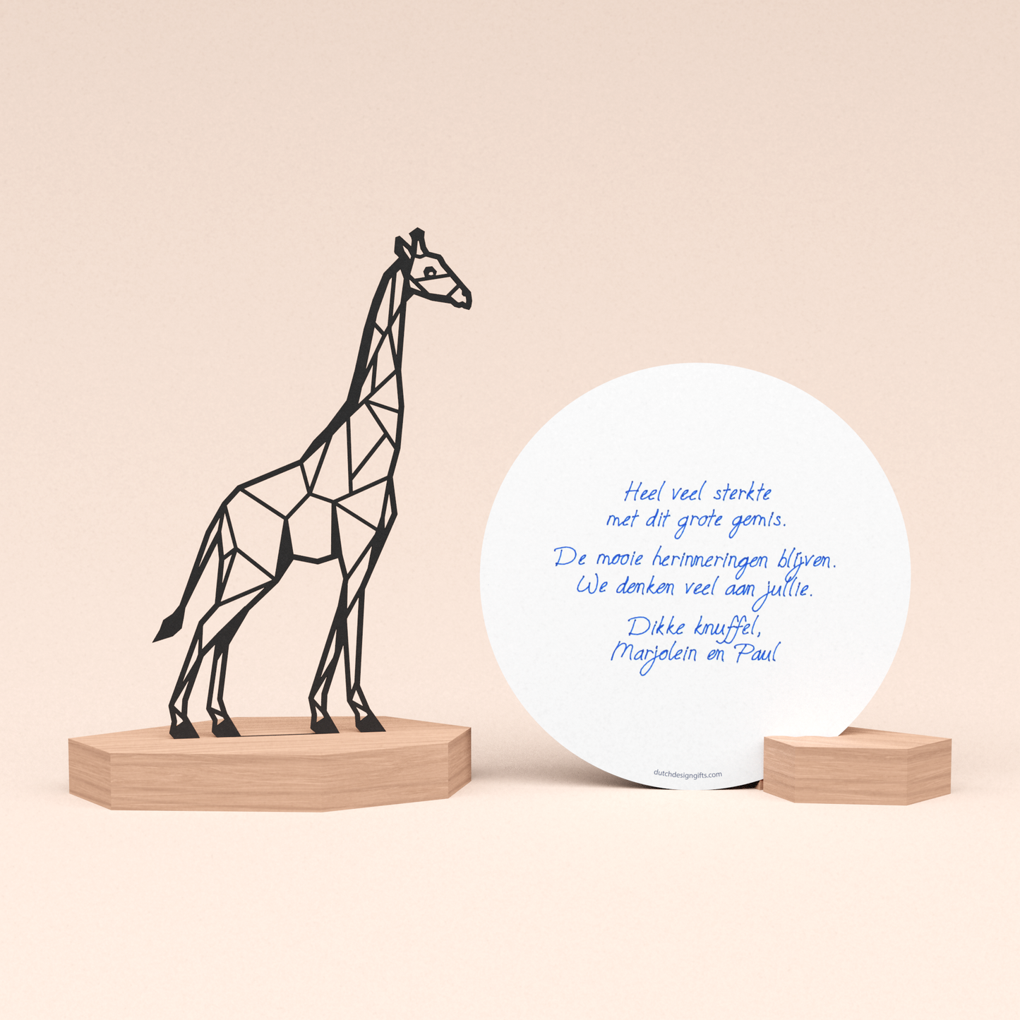 troostcadeau met giraf illustratie in houten standaard en ronde wenskaart met door schrijfrobot geschreven persoonlijke boodschap