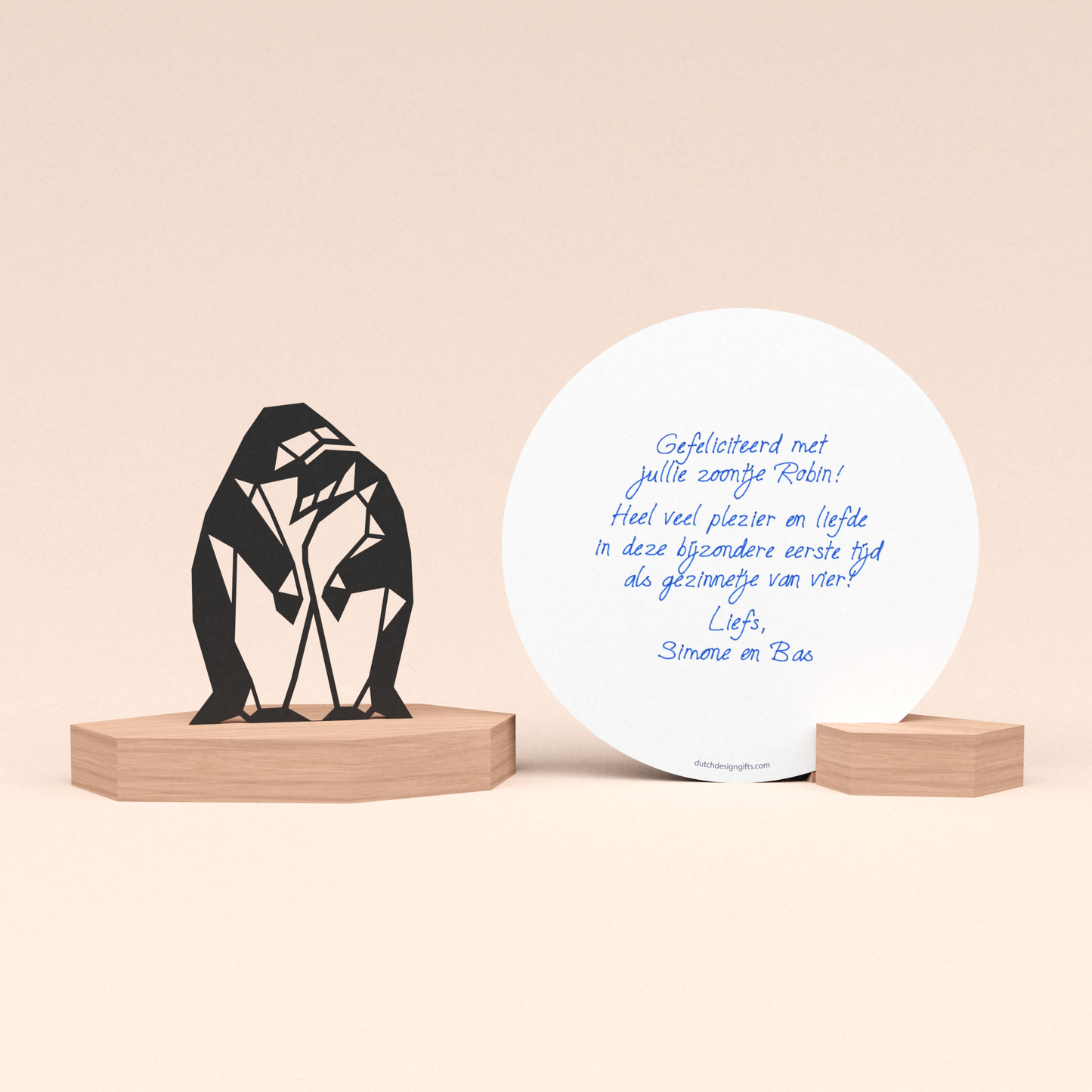 luxe geboortecadeau met pinguins illustratie in houten standaard en ronde wenskaart met geschreven geboorte felicitatie