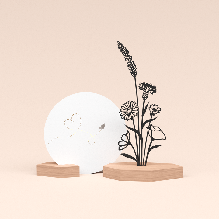 luxe cadeau kaartstandaard met bloemenboeket illustratie en ronde kaart liefdevolle vlinder