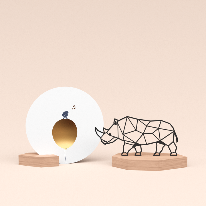 luxe cadeau woondecoratie met neushoorn illustratie en ronde wenskaart tjiep hoera