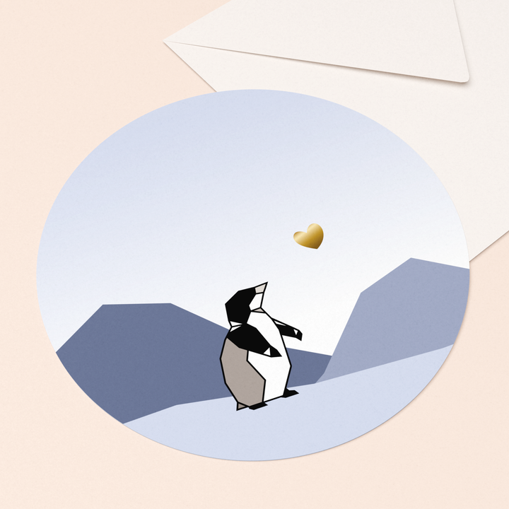 ronde ansichtkaart kleine pinguin met goud in luxe envelop