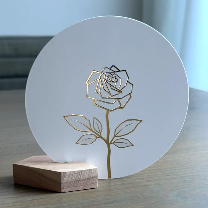 Roos (wit) kaart met houten kaarthouder