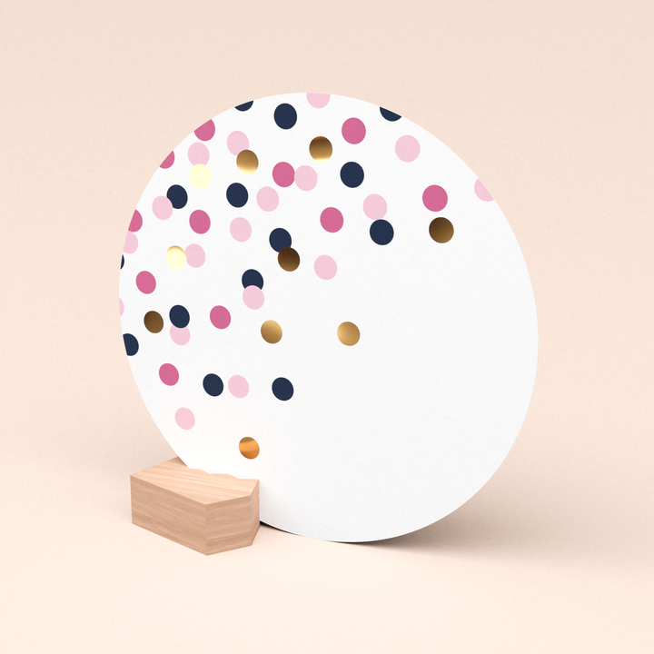 luxe ronde kaart met roze en gouden confetti in houten kaarthouder blokje