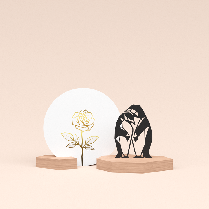 luxe cadeau woondecoratie met pinguin stelletje illustratie en ronde wenskaart roos wit