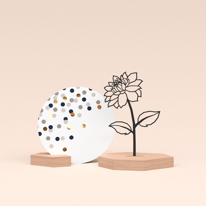 luxe cadeau woondecoratie met bloem | dahlia illustratie en ronde wenskaart confetti champagne