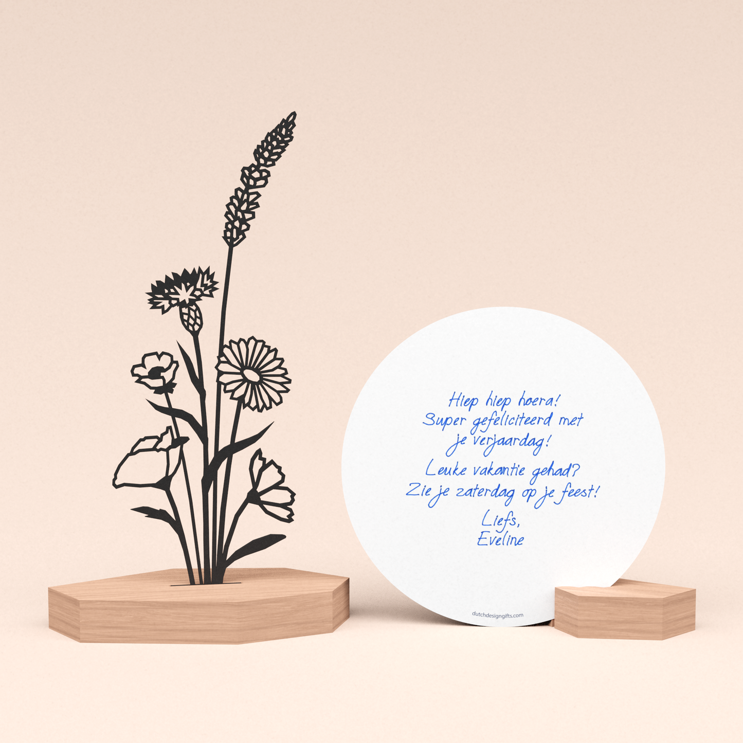 luxe cadeau kaarthouder met bloemenboeket illustratie en ronde wenskaart met geschreven persoonlijke verjaardag boodschap