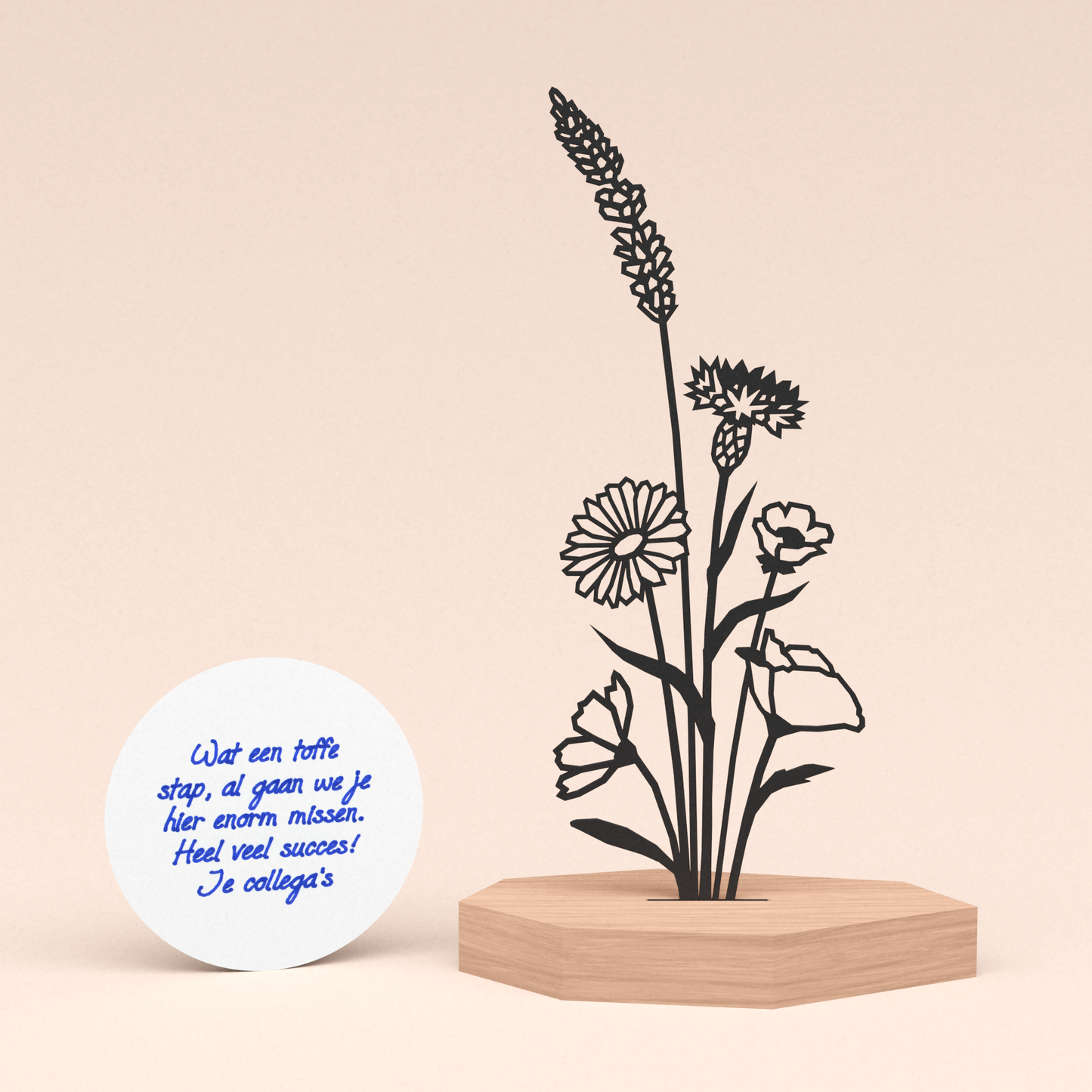 Cadeau voor afscheid collega - Abstract bloemen boeket in houten standaard met klein rond handgeschreven kaartje