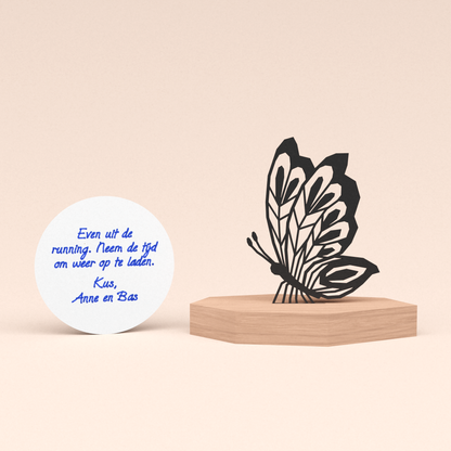 Beterschap cadeau elegante vlinder in houten standaard met klein rond handgeschreven beterschapskaartje