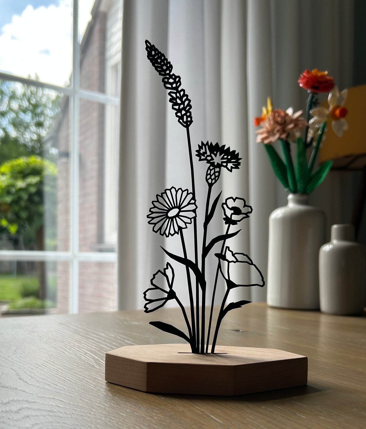 Bloemenboeket in houten standaard