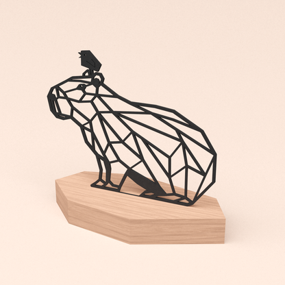Geometrische capibara met vogeltje op zijn kop in kersenhouten standaard