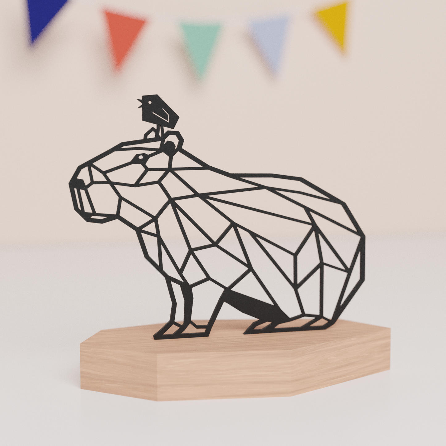 Capibara illustratie in houten houder. Capibara met vogeltje op zijn kop uit matzwart karton in geometrische Dutch Design Gifts stijl.