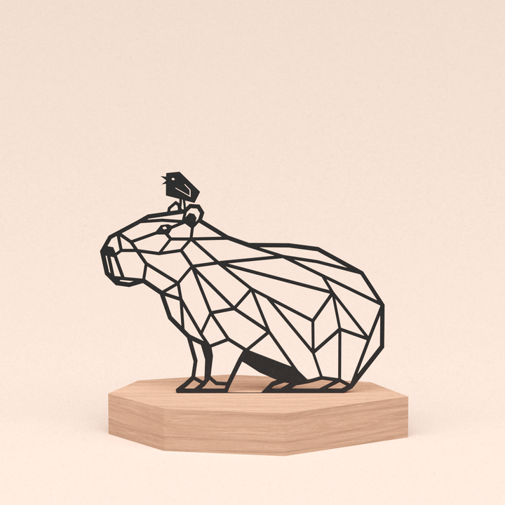 Woondecoratie capibara met vogeltje op zijn kop in houten standaard