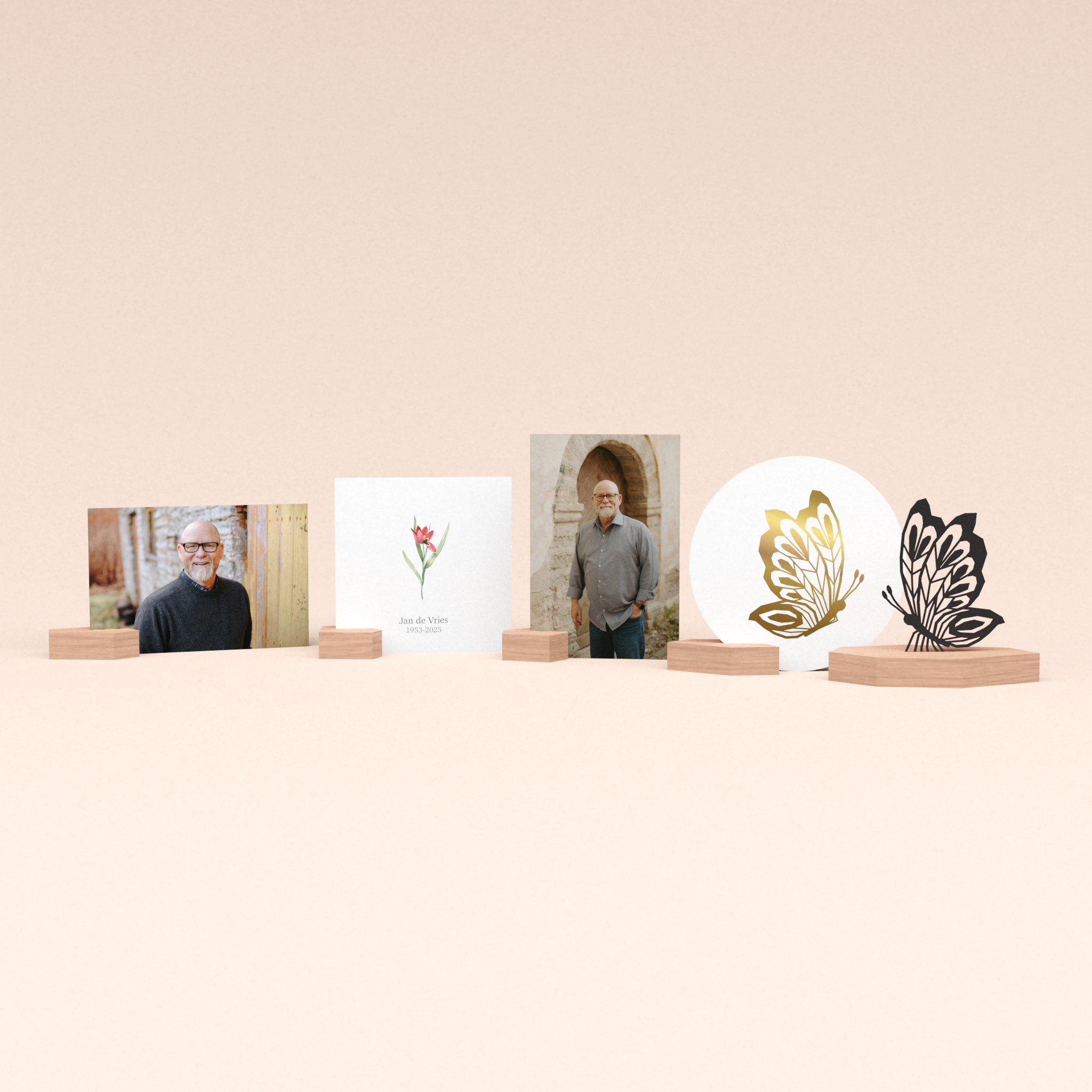 Condoleance sterkte cadeau met twee elegante vlinders en houten blokjes voor bidprentje en dierbare foto's van overledene