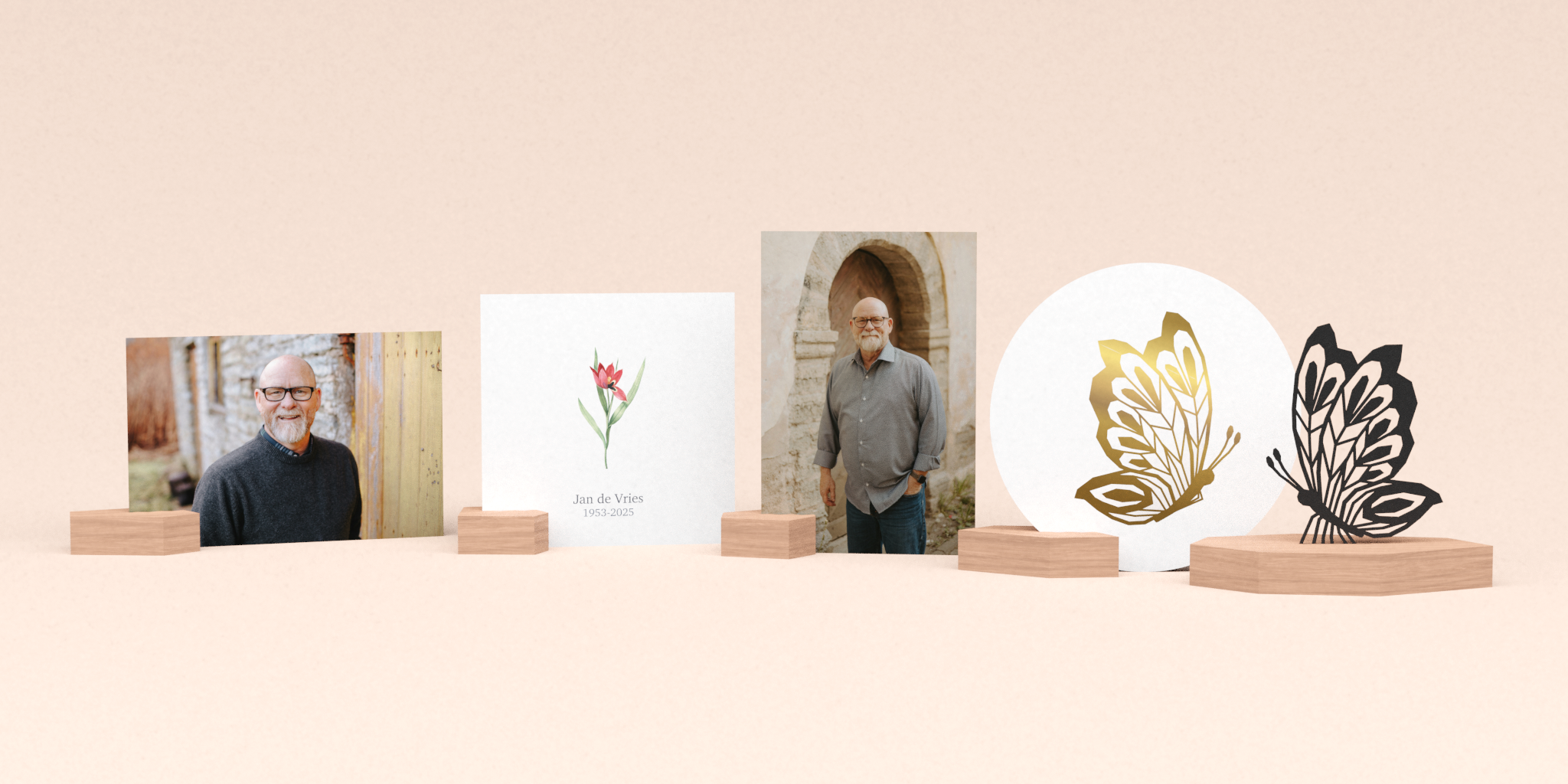 troost en herdenking set met twee vlinders en houten blokjes voor bidprentje en dierbare foto's van overledene