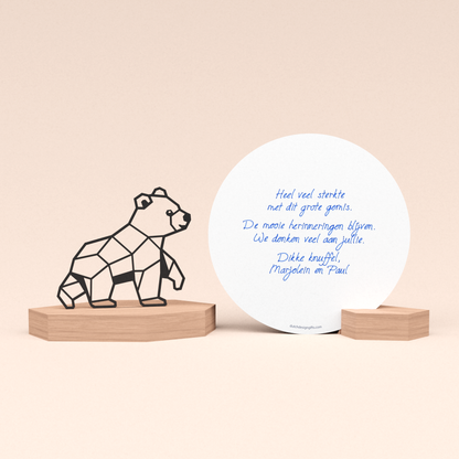 troostcadeau condoleance sterrenkindje met beer illustratie in houten standaard en ronde wenskaart met persoonlijke troostende boodschap
