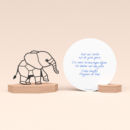 troostcadeau condoleance sterrenkindje met olifant illustratie in houten standaard en ronde wenskaart met persoonlijke boodschap