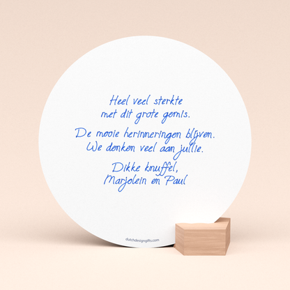 luxe condoleance wenskaart in houten kaartblokje met door schrijf-robot geschreven persoonlijke troostende boodschap