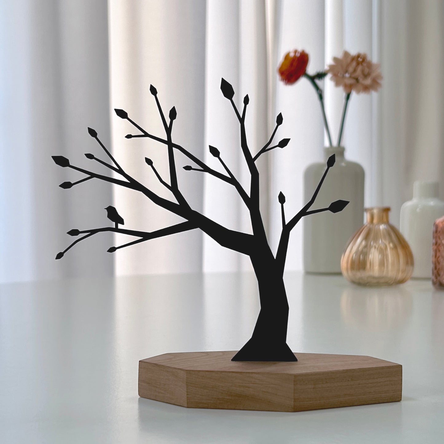 Stijlvolle decoratie boom met een vogeltje op een tak - duurzaam design van zwart karton en hout
