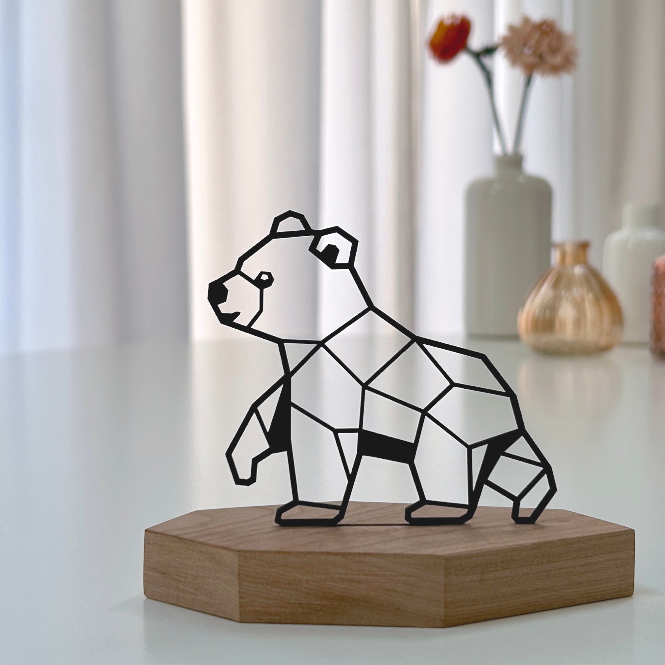 Stijlvolle eettafel decoratie van een beertje - duurzaam design van matzwart karton en hout