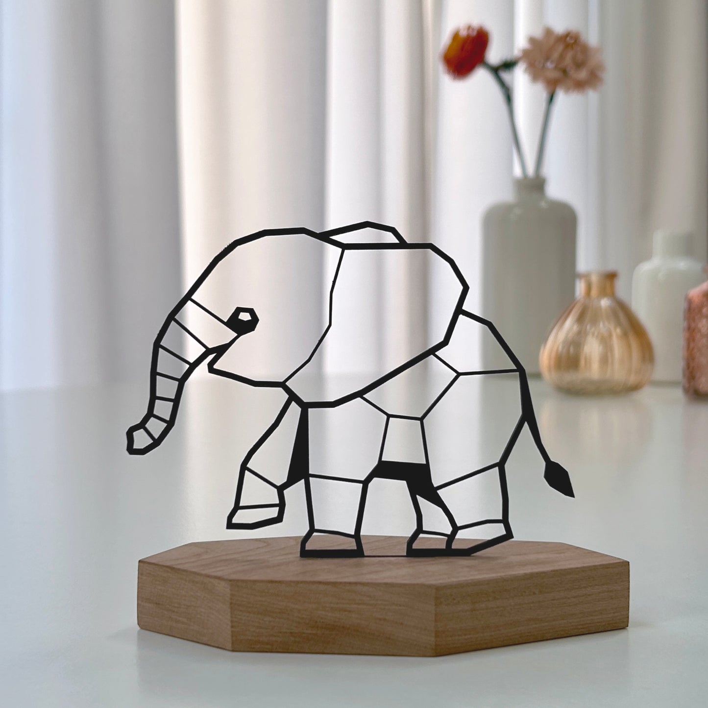 Stijlvolle eettafel decoratie van een olifantje - duurzaam design van zwart karton en hout