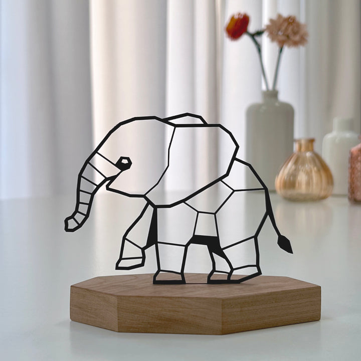Stijlvolle eettafel decoratie van een olifantje - duurzaam design van zwart karton en hout