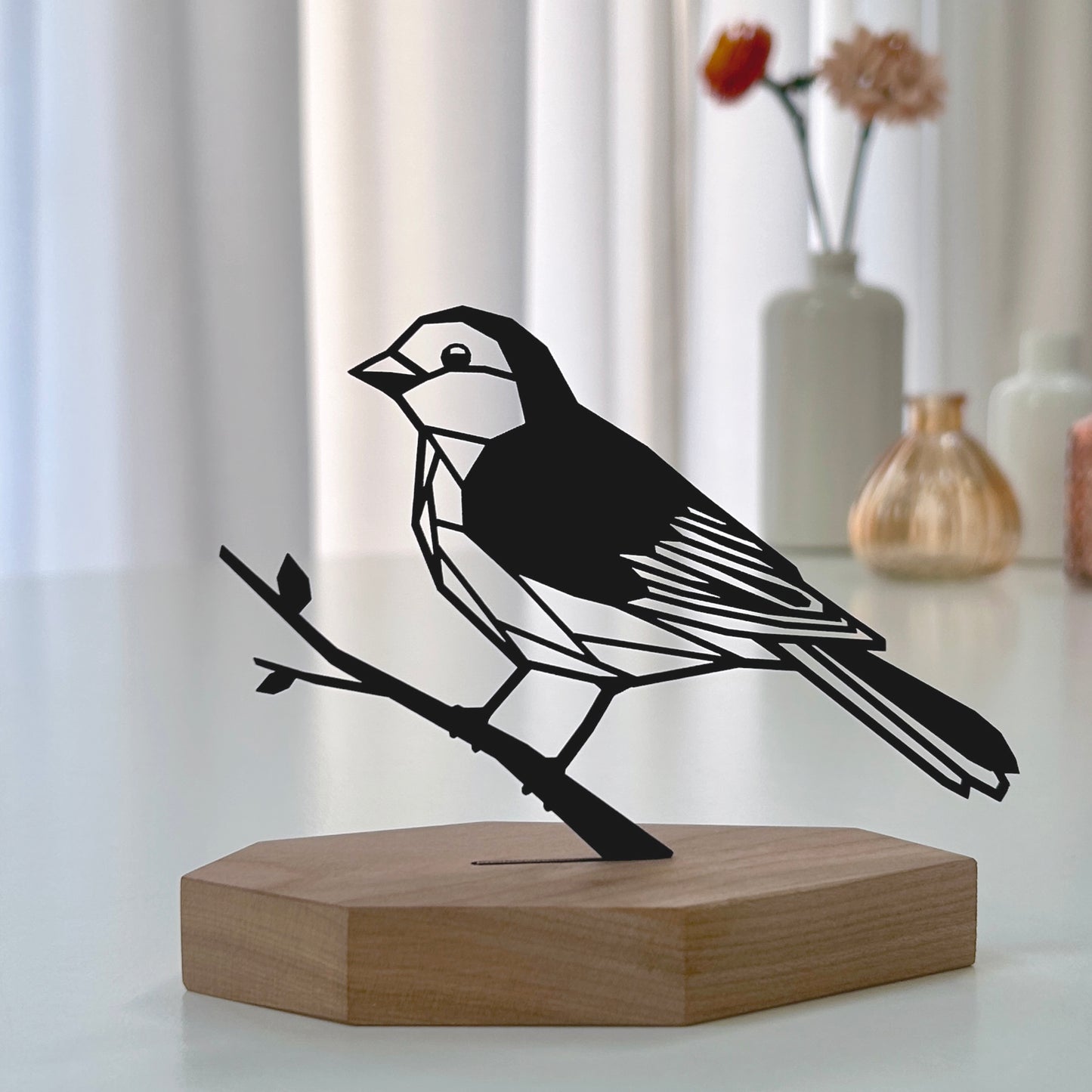 Mooie eettafel decoratie musje vogeltje op tak - duurzaam design van zwart karton en hout