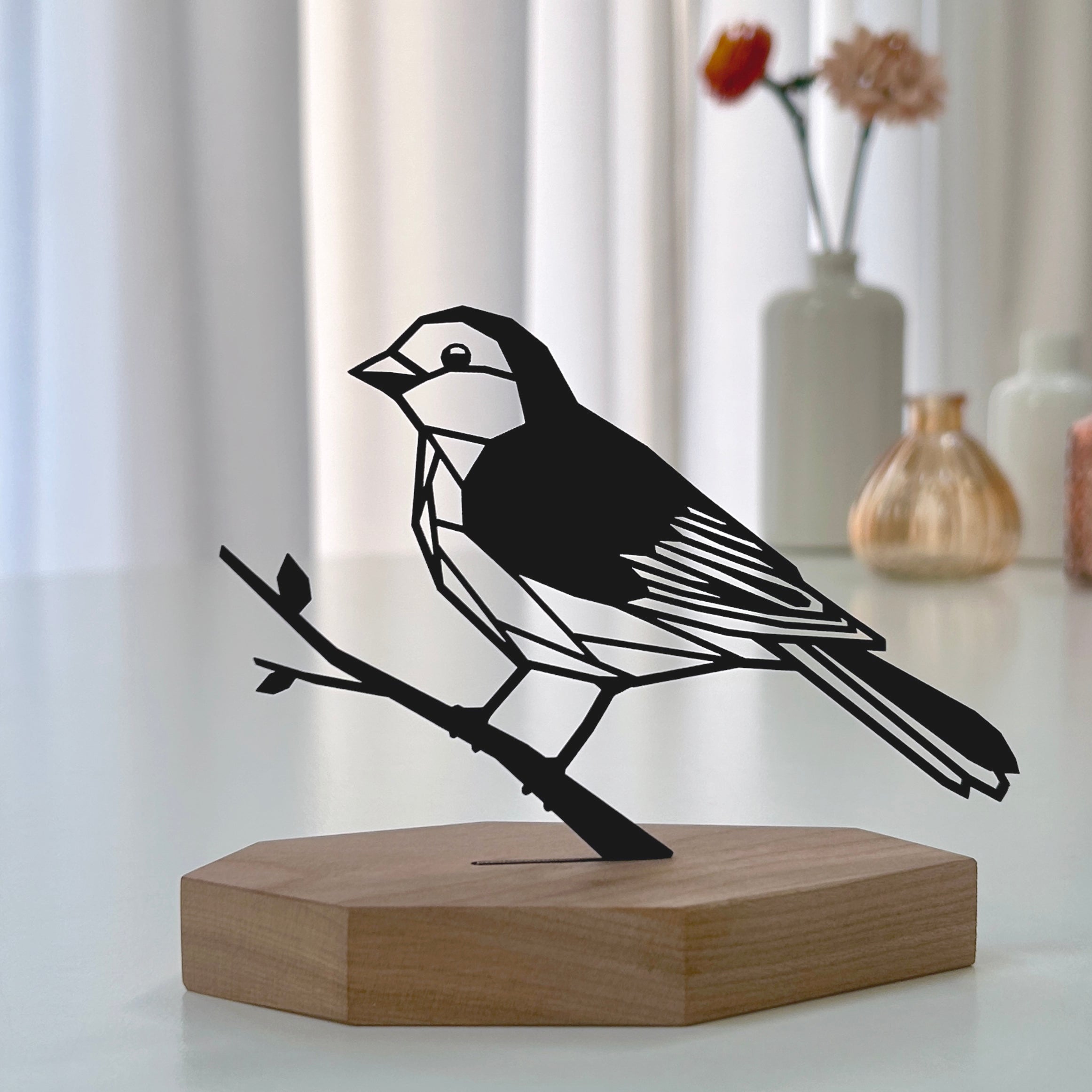 Mooie eettafel decoratie musje vogeltje op tak - duurzaam design van zwart karton en hout