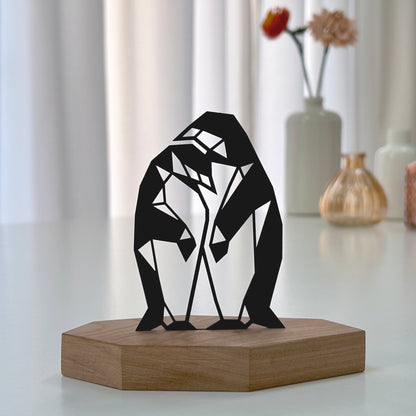Elegante decoratie voor op vensterbank van twee pinguïns - duurzaam design van matzwart karton en hout