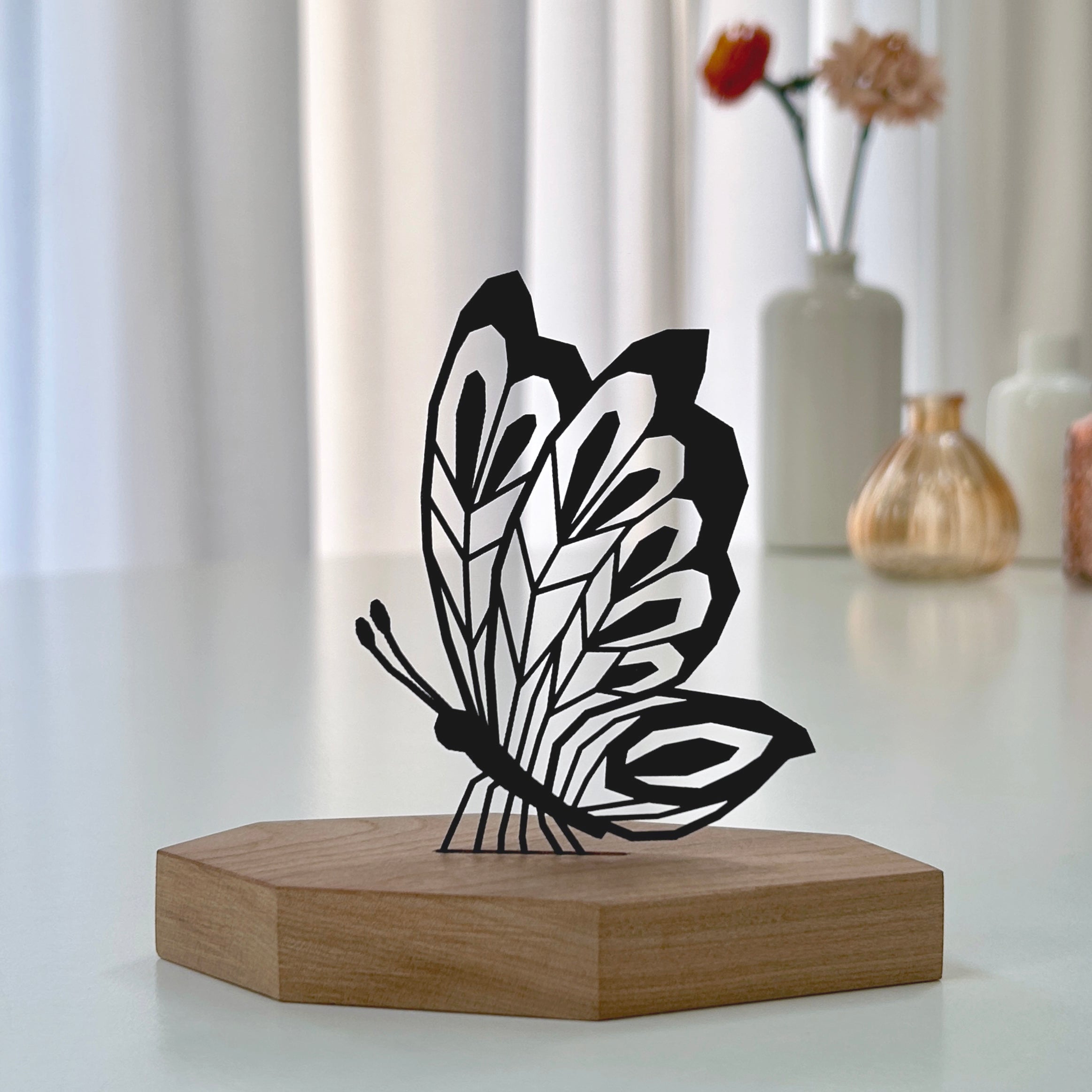 Mooie design decoratie vlinders - duurzaam ontwerp van zwart karton en hout