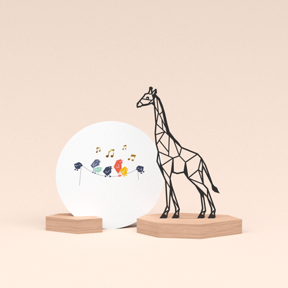 luxe cadeau woondecoratie met giraf illustratie en ronde wenskaart tjieperdepiep hoera 