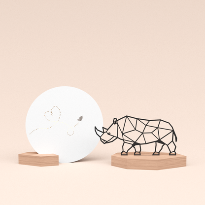 luxe cadeau wenskaarthouder met neushoorn illustratie en ronde wenskaart liefdevolle vlinder 