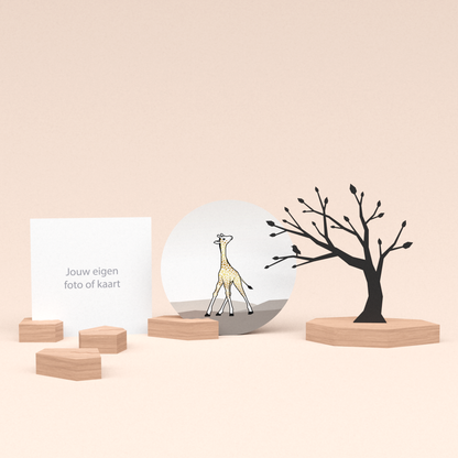 premium fotohouder cadeauset met boom illustratie en luxe ronde wenskaart girafje 
