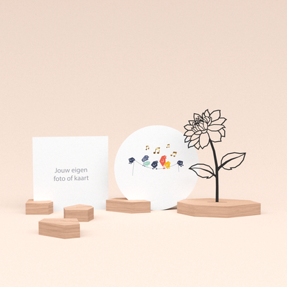 premium fotohouder cadeauset met dahlia bloem illustratie en luxe ronde wenskaart tjieperdepiep hoera! 