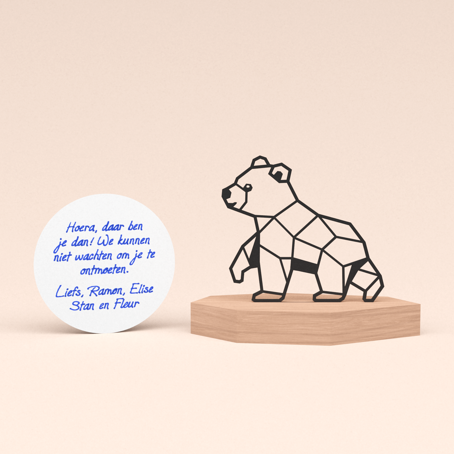 Kraamcadeau voor geboorte - Schattig beertje in houten standaard met klein rond handgeschreven felicitatie kaartje