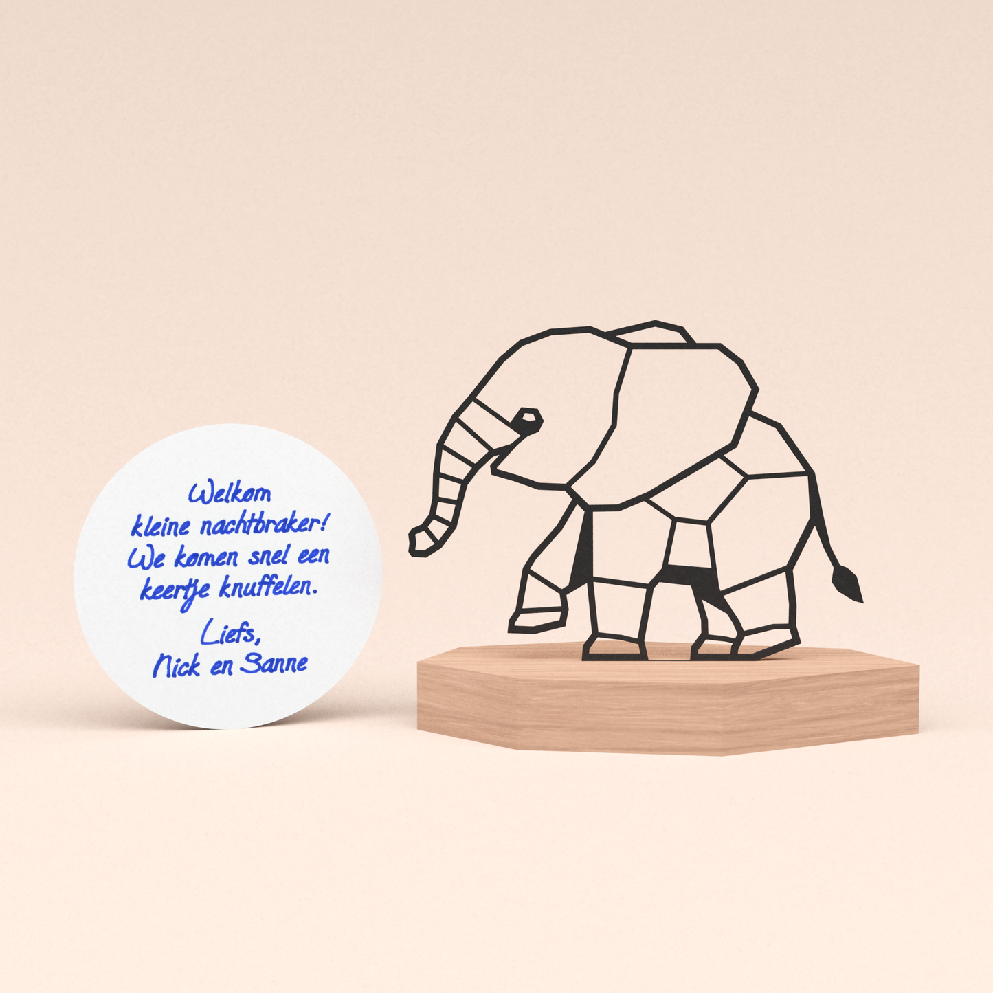 Kraamcadeau voor geboorte - Vrolijk olifantje in houten standaard met klein rond handgeschreven kaartje