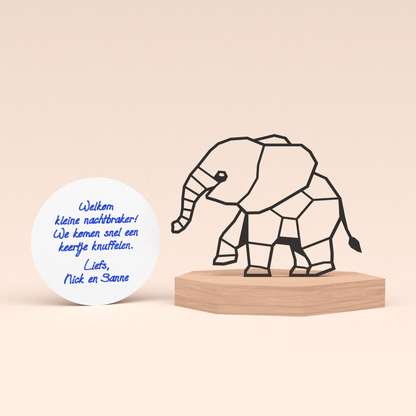 Kraamcadeau voor geboorte - Vrolijk olifantje in houten standaard met klein rond handgeschreven kaartje