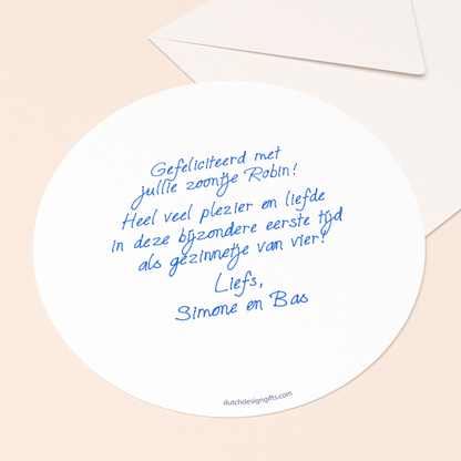 ronde wenskaart voor geboorte zoontje met door schrijf-robot geschreven persoonlijke felicitatie