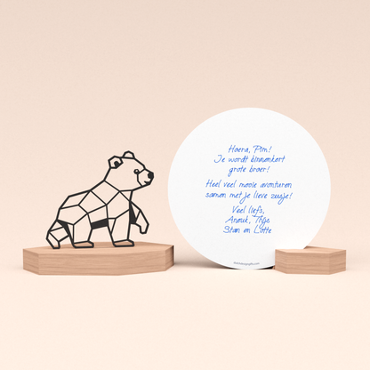 luxe zwangerschapscadeau wenskaarthouder met beer illustratie en door schrijf-robot geschreven persoonlijke ronde wenskaart