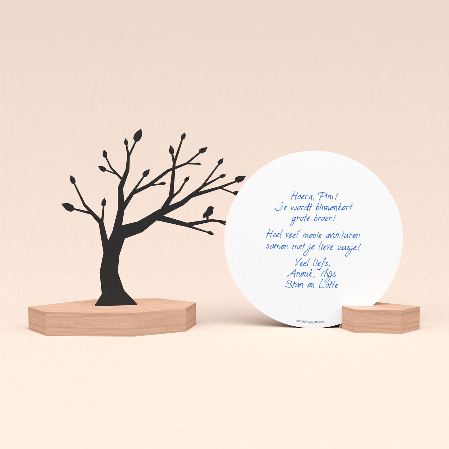 luxe zwangerschapscadeau wenskaarthouder met boom met vogeltje illustratie en ronde kaart met door schrijf-robot geschreven persoonlijke boodschap