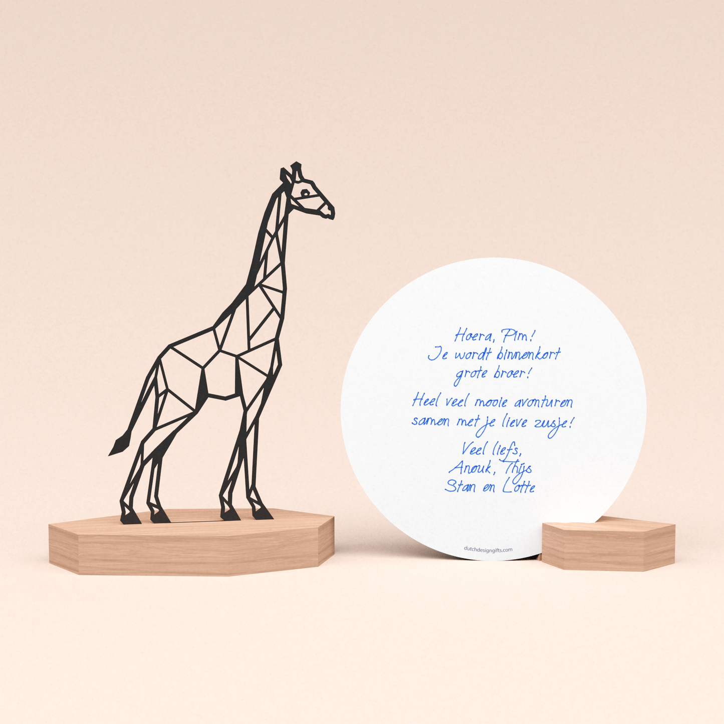 luxe babyshower cadeau met giraf illustratie en ronde kaart met door schrijf-robot geschreven persoonlijke felicitatie