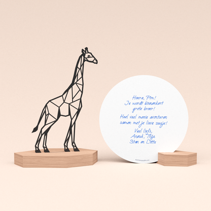 luxe babyshower cadeau met giraf illustratie en ronde kaart met door schrijf-robot geschreven persoonlijke felicitatie