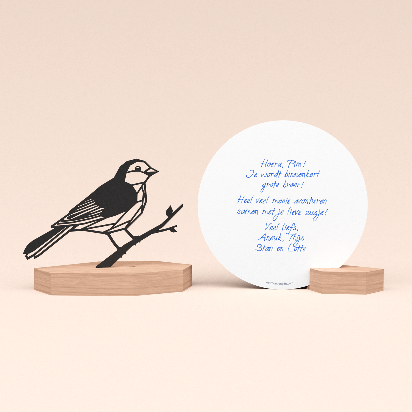 luxe cadeau wenskaarthouder met vogel illustratie en ronde kaart met door schrijf-robot geschreven persoonlijke felicitatie