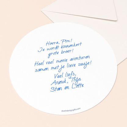 luxe ronde wenskaart met door schrijfrobot geschreven persoonlijke zwangerschap felicitatie