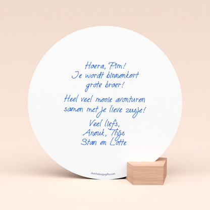 luxe ronde wenskaart in houten kaarthouder met pengeschreven zwangerschap felicitatie