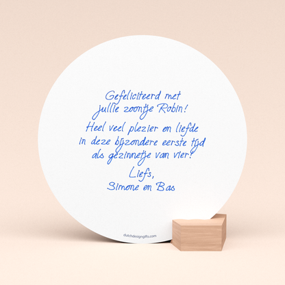 ronde wenskaart met door schrijf-robot geschreven geboorte felicitatie