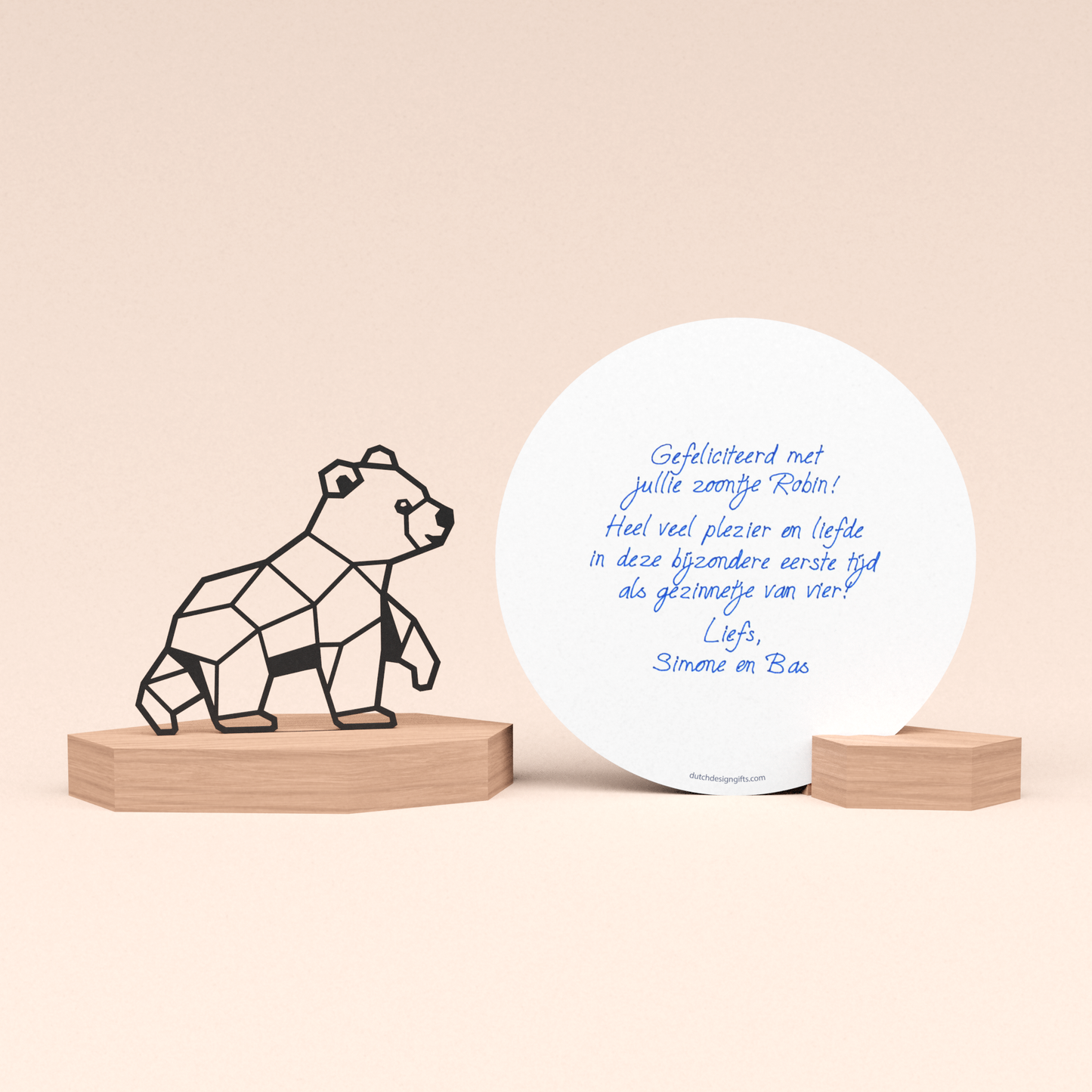 luxe kraamcadeau met schattig beertje in houten standaard en door schrijfrobot geschreven wenskaart in houten blokje