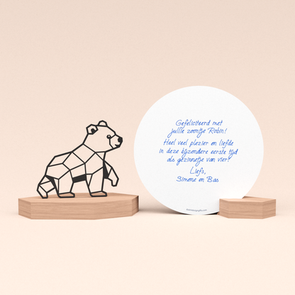 luxe kraamcadeau met schattig beertje in houten standaard en door schrijfrobot geschreven wenskaart in houten blokje